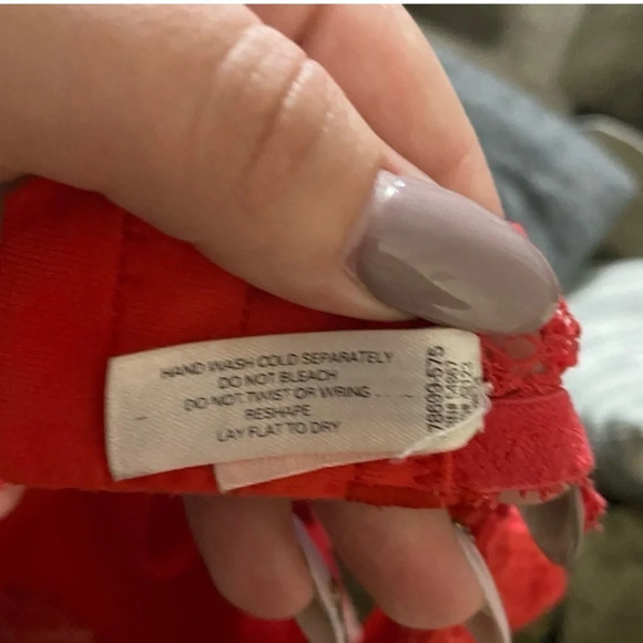 Victoria’s Secret Women’s 36D Very Sexy Red Lace Push Up Without Padding Bra - Picture 5 of 8